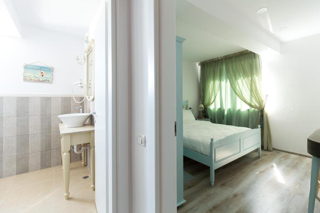 The Shore House CM 5