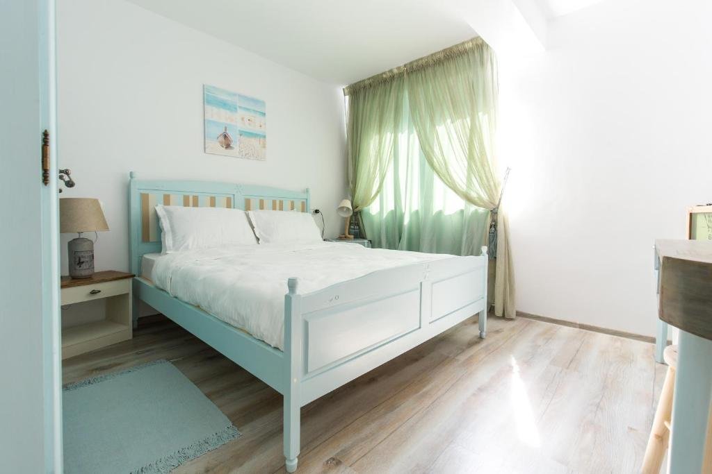 The Shore House CM 11