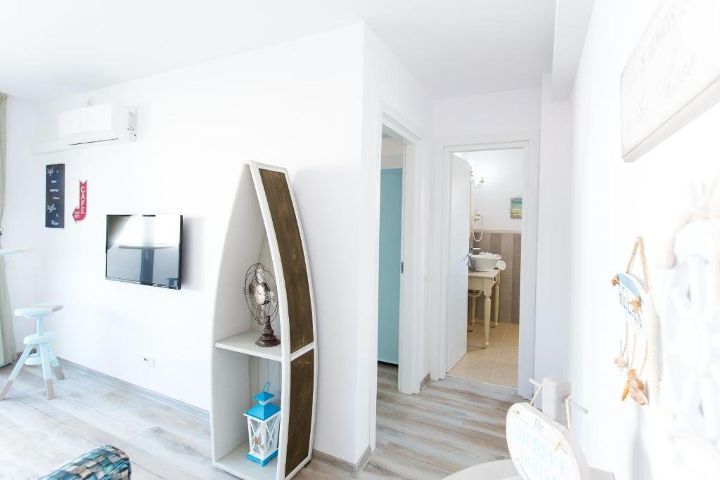 The Shore House CM 20