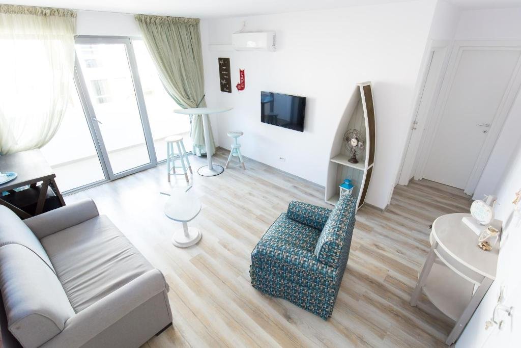 The Shore House CM 21