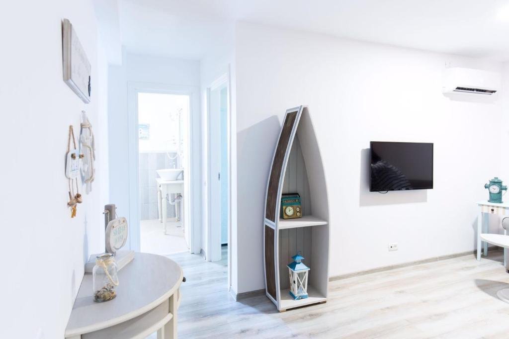 The Shore House CM 23