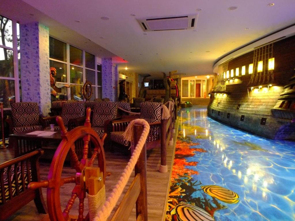 PIRATES RESORT CM 4