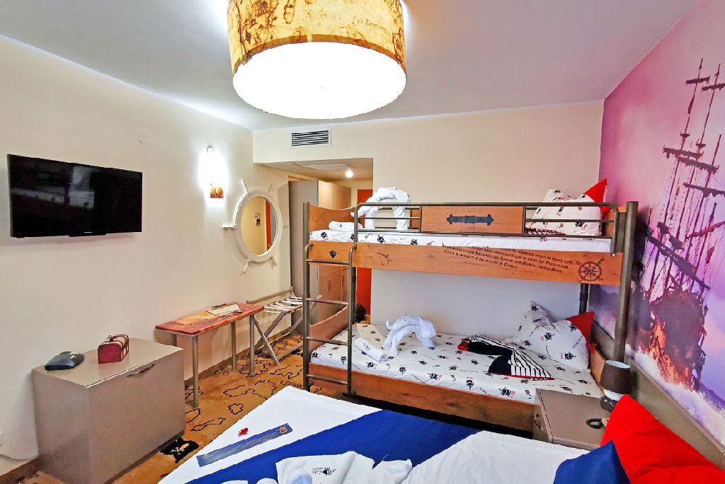 PIRATES RESORT CM 11