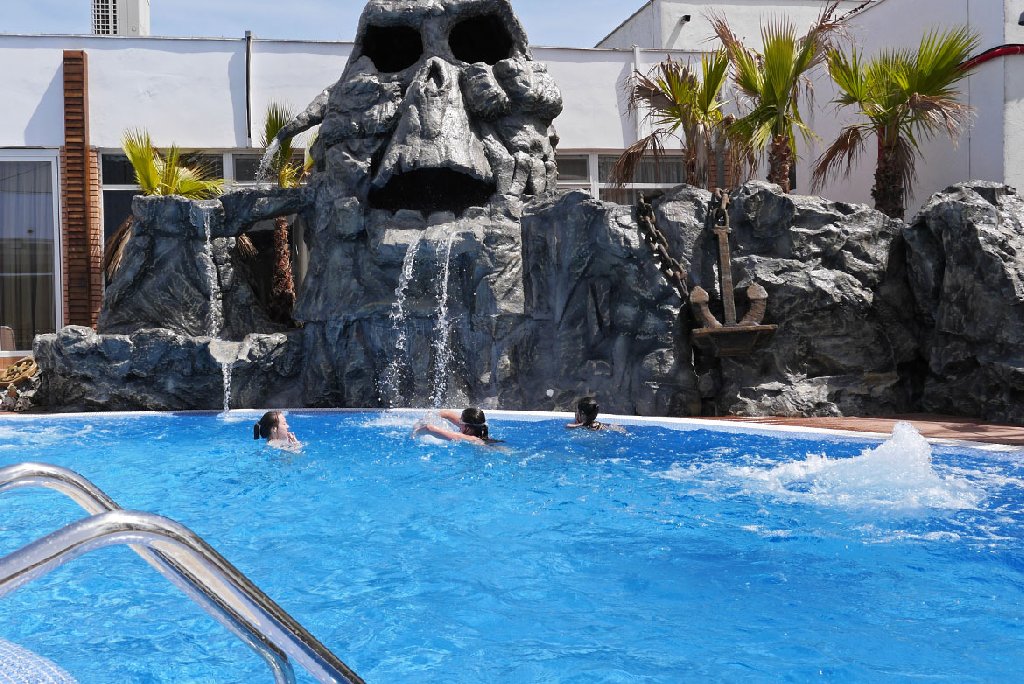 PIRATES RESORT CM 17