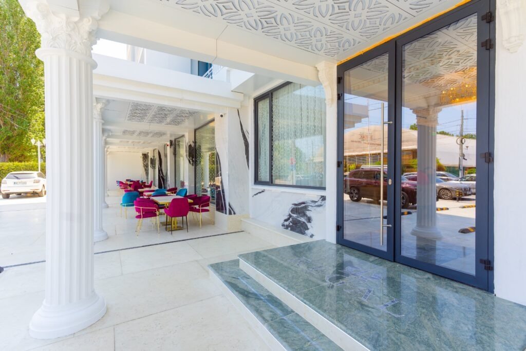 W REGAL BOUTIQUE HOTEL AND SPA CM 8