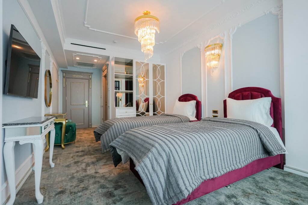W REGAL BOUTIQUE HOTEL AND SPA CM 12