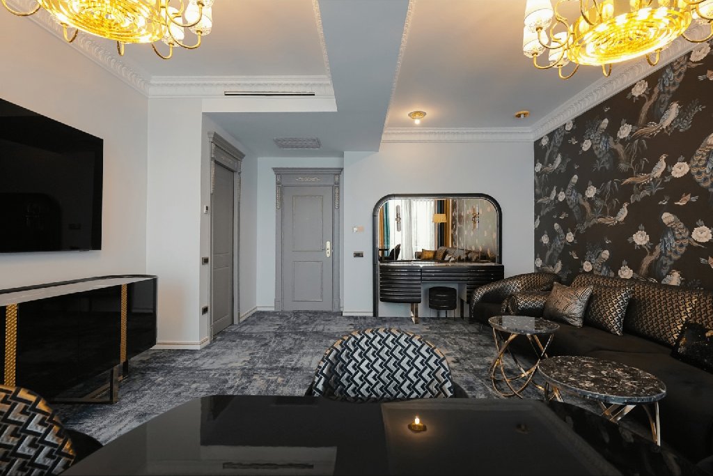 W REGAL BOUTIQUE HOTEL AND SPA CM 14