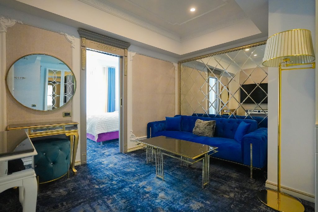 W REGAL BOUTIQUE HOTEL AND SPA CM 18
