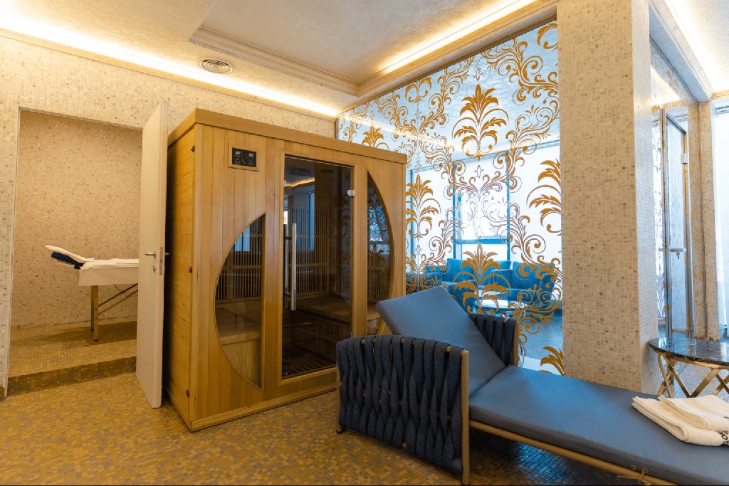 W REGAL BOUTIQUE HOTEL AND SPA CM 20