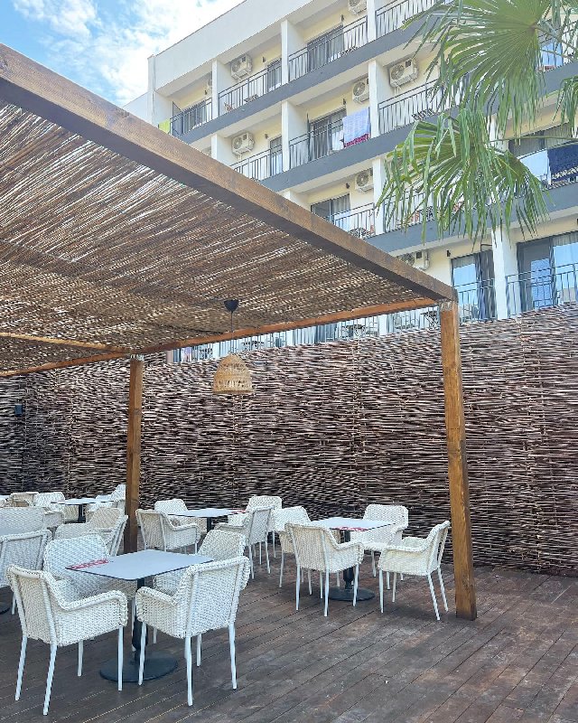 MOJO RESORT CM 9