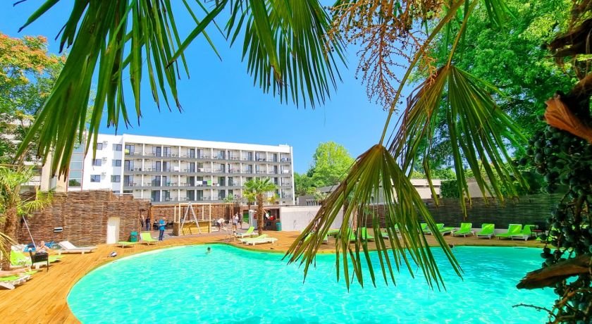 MOJO RESORT CM 1